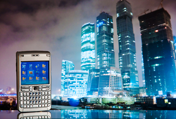 포토 JPG 해외이미지 외관 백그라운드 비즈니스 유리 모바일 사람없음 파란색 스마트폰 반사 탑 고층빌딩 흰색 주머니 땅 해외202310 해외포토 건축물 컬러 재질 빌딩 핸드폰 스마트기기 파일형식