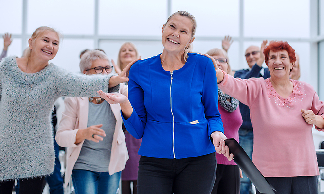 포토 JPG 해외이미지 웰빙 여자 할아버지 노년 행복 할머니 중년 교실 성공 협력 함께함 실내 미소 사람 앉기 여러명 성인 친구 만남 업무 그룹 강의 은퇴 동료 커뮤니티 개발 세미나 옛날 조부모 통일 견습기간 브레인스토밍 자극 해외202310 해외포토 교육 남자 감정 다수 컨셉 학교 가족 관계 모션 표정 내부 작업 파일형식