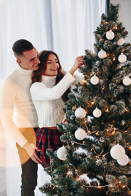 포토 JPG 해외이미지 커플 여자 남자 행복 크리스마스 겨울 매달리기 사랑 서기 상반신 성인 두명 옆모습 장식 크리스마스트리 커튼 성인만 해외포토 계절 기념일 감정 뷰포인트 관계 모션 사람 파일형식