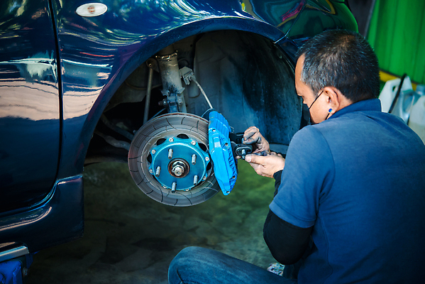포토 JPG 해외이미지 직업 산업 교통시설 자동차 노동자 사람 사람없음 상점 금속 기계 공연 손상 디스크 작업 바퀴 기술자 변화 실패 수리 브레이크 서비스 타이어 고정 문제 모터 유지 돌봄 자동 제어 조율 차고 해외202310 해외포토 육상교통 교통 컨셉 모션 재질 이벤트 좌절 질병 시설 파일형식