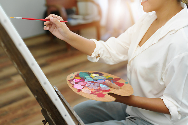 포토 JPG 해외이미지 여자 한명 들기 앉기 동양인 상반신 성인 취미 옆모습 물감 미술도구 붓 그리기 팔레트 이젤 그림 캔버스 화가 성인여자한명만 해외202310 해외포토 직업 1 뷰포인트 모션 사람 인종 오브젝트 여자한명만 성인여자만 파일형식