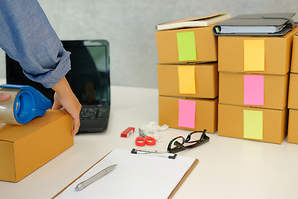 포토 JPG 해외이미지 손 안경 신체부위 노트북 상자 공책 메모지 끈 책상 준비 테이프 분류 서류판 해외202310 해외포토 잡화 가구 문구용품 사람 전자제품 사무용품 파일형식