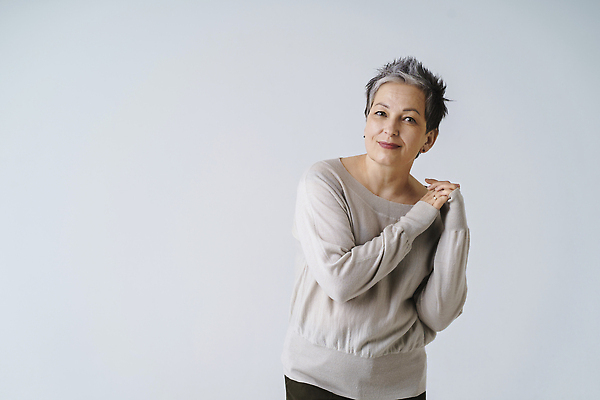 포토 JPG 해외이미지 백인 1 여자 행복 얼굴 40대 50대 백그라운드 실내 건강 한명 서기 미소 사람 성인 뷰티 유행 건강관리 귀여움 기쁨 회색 내추럴 돌봄 옛날 스타일 카피스페이스 해외202310 해외포토 서양인 감정 컬러 중년 컨셉 모션 표정 관리 내부 신체부위 공백 파일형식