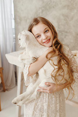포토 JPG 해외이미지 드레스 여자 기독교 어린이 안기 염소 부활절 한명 상반신 앞모습 기댐 흰색 우아함 소녀한명만 해외202310 해외포토 1 옷 기념일 종교 뷰포인트 컬러 컨셉 포유류 모션 사람 여자한명만 소녀만 파일형식