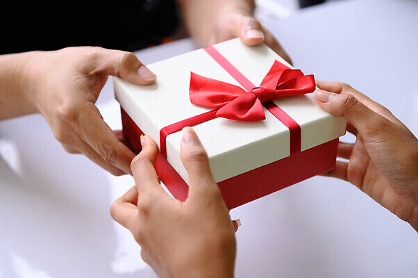 포토 JPG 해외이미지 라이프스타일 손 커플 기념일 행복 리본 종이 백그라운드 크리스마스 겨울 포장 가족 휴가 새로움 발렌타인데이 선물 사랑 사람 이벤트 사람없음 장식 빨간색 친구 선물상자 상자 뷰티 축제 놀람 흰색 축하 인사 잡기 생일 연도 오브젝트 활 주기 기념품 패키지 해외202310 해외포토 계절 감정 컬러 컨셉 관계 모션 데이이벤트 표정 생활 신체부위 예절 파일형식