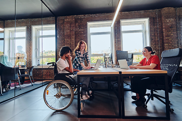 포토 JPG 해외이미지 전신 여자 남자 의자 창문 전등 함께함 앉기 여러명 성인 옆모습 노트북 사무실 모니터 직장인 장애인 책상 동료 휠체어 성인만 해외202310 해외포토 직업 뷰포인트 가구 다수 컨셉 비즈니스 관계 모션 조명 사람 전자제품 컴퓨터 장애 파일형식