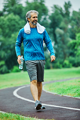 포토 JPG 해외이미지 백인 라이프스타일 웰빙 공원 남자 행복 스포츠 포즈 자연 건강 한명 미소 사람 성인 야외 여름 운동복 달리기 조깅 운동 회색 숲 은퇴 연습 달리기선수 옛날 해외202310 해외포토 서양인 1 옷 계절 공공시설 감정 컬러 모션 표정 생활 생태계 육상선수 파일형식