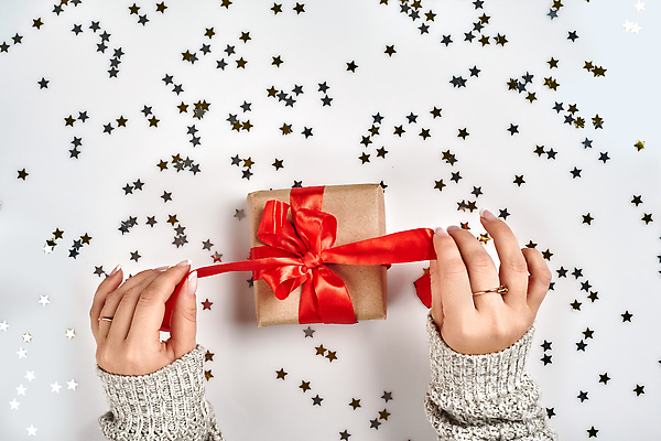 포토 JPG 해외이미지 손 별 리본 크리스마스 신체부위 선물상자 축하 흰배경 색종이 해외202310 해외포토 자연요소 기념일 종이 백그라운드 컨셉 선물 사람 상자 흰색 파일형식