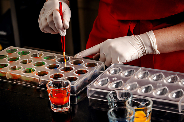 포토 JPG 해외이미지 손 여자 요리 한명 성인 초콜릿 앞치마 붓 바르기 핸드메이드 성인여자한명만 해외202310 해외포토 1 모션 디저트 사람 신체부위 여자한명만 성인여자만 파일형식