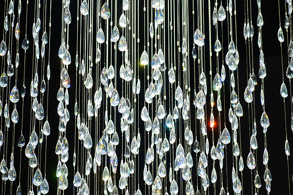 포토 JPG 해외이미지 패턴 유리 조명 매달리기 사람없음 내부 장식 빛 반짝임 뷰티 반사 유행 어둠 커튼 투명 화려 고급 크리스탈 보석 천장 보케 샹들리에 다이아몬드 야광 스타일 해외202310 해외포토 컨셉 무늬 모션 재질 광석 파일형식