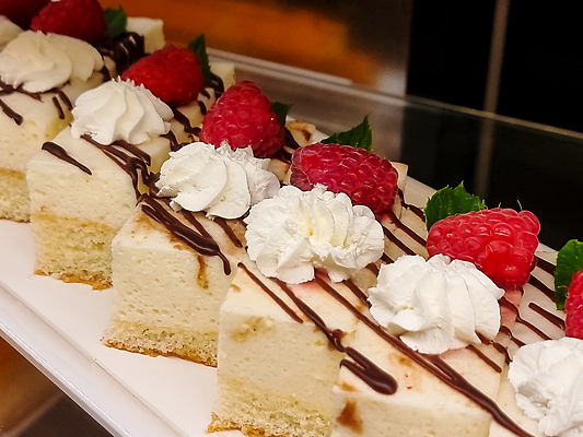 포토 JPG 해외이미지 사람없음 장식 조각케이크 크림 산딸기 일렬 뷔페 해외202310 해외포토 과일 케이크 파일형식