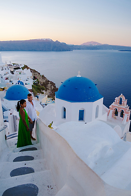 포토 JPG 해외이미지 커플 행복 유럽 바다 섬 여행 건축양식 관계 휴가 거리 주택 사랑 두명 여름 파란색 교회 여행객 마을 일몰 낭만 자유 신혼여행 흰색 고급 지중해 그리스 화산 돔 타운 산토리니 그리스인 해외202310 해외포토 서양인 건축물 계절 건축 감정 나라 컬러 결혼 컨셉 산 사람 건물 노을 도시 파일형식