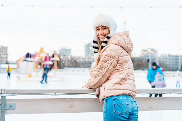 포토 JPG 해외이미지 주간 여자 여유 겨울 휴식 한명 상반신 성인 취미 야외 옆모습 아웃포커스 울타리 기댐 즐거움 겨울옷 스케이트장 성인여자한명만 해외202310 해외포토 자연요소 1 옷 계절 감정 뷰포인트 컨셉 스포츠시설 모션 촬영기법 사람 담장 여자한명만 성인여자만 파일형식
