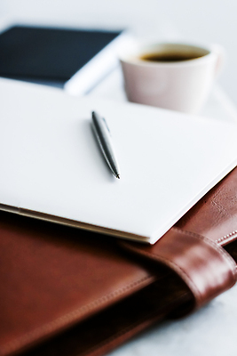 포토 JPG 해외이미지 백그라운드 사람없음 사무실 펜 공책 클래식 커피잔 가죽 해외202310 해외포토 커피 컨셉 비즈니스 문구용품 잔 필기구 파일형식