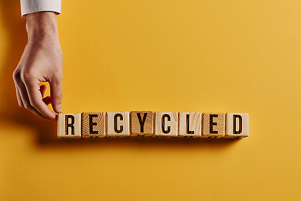 포토 JPG 해외이미지 손 알파벳 비즈니스 텍스트 아이디어 신체부위 단어 노란색 재활용 나무블록 카피스페이스 해외202310 해외포토 문자 영어 컬러 컨셉 사람 목재 공백 블록 친환경 파일형식