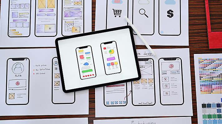 포토 JPG 해외이미지 디자인 종이 비즈니스 설계 사람없음 태블릿 계획 디자이너 책상 UI 해외202310 해외포토 직업 가구 컨셉 전자제품 스마트기기 파일형식