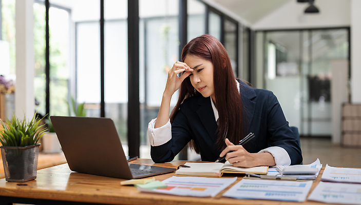 포토 JPG 해외이미지 백인 직업 라이프스타일 여자 비즈니스 사업가 노동자 스트레스 주택 직장 실내 피곤 한명 사람 앉기 성인 노트북 컴퓨터 사무실 고통 슬픔 업무 작업 비즈니스우먼 좌절 종업원 책상 고민 경영자 두통 업무과다 문제 온라인 마감 우울증 해외202310 해외포토 서양인 1 감정 가구 컨셉 회사 모션 내부 건물 생활 전자제품 직장인 질병 리더 파일형식