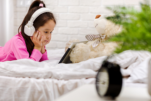 포토 JPG 해외이미지 여자 화분 어린이 엎드리기 잎 베개 탁자 한명 상반신 태블릿 헤드셋 곰인형 감상 침실 이불 자명종 침대 소프트포커스 집중 꽃받침 소녀한명만 해외202310 해외포토 식물 1 인형 시계 음향기기 가구 컨셉 침구 모션 촬영기법 사람 손짓 전자제품 스마트기기 헤드폰 알람 여자한명만 소녀만 파일형식