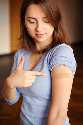 포토 JPG 해외이미지 학생 손 여자 부분 건강 한명 안전 사람 약 보호 질병 대학교 예방 붕대 슛 주사약 팔 면역력 백신 예방접종 예방주사 코로나바이러스 락다운 해외202310 해외포토 1 컨셉 의학 학교 주사기 신체부위 바이러스 접종 파일형식