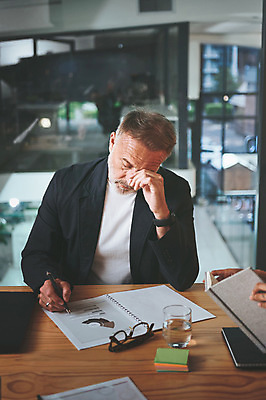 포토 JPG 해외이미지 남자 안경 시계 창문 그래프 스트레스 피곤 한명 앉기 상반신 성인 앞모습 사무실 펜 눈감음 공책 기댐 기록 메모지 졸음 물컵 책상 성인남자한명만 해외202310 해외포토 1 잡화 감정 뷰포인트 가구 컨셉 비즈니스 모션 문구용품 사람 컵 필기구 사무용품 남자한명만 성인남자만 파일형식