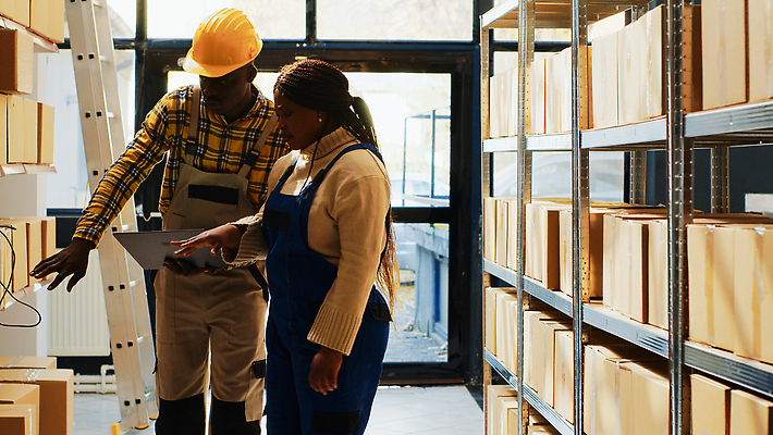포토 JPG 해외이미지 남자 흑인 노동자 실내 들기 상반신 성인 두명 앞모습 옆모습 가리킴 작업 물류창고 체크리스트 성인남자만 해외202310 해외포토 서양인 직업 뷰포인트 모션 사람 손짓 내부 창고 남자만 성인만 파일형식