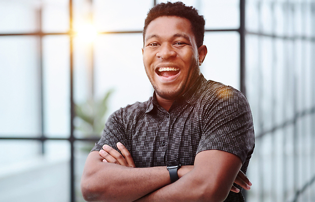 포토 JPG 해외이미지 모델 1 외관 응시 남자 감정 얼굴 포즈 셔츠 티셔츠 비즈니스 청소년 성공 짧은머리 실내 창조 한명 서기 사람 앞모습 가로 컬러풀 사무실 검은색 표현 작업 비즈니스맨 자신감 결심 경영자 슛 심각 염원 스타일 자극 해외202310 해외포토 헤어스타일 시선 뷰포인트 컬러 컨셉 상의 모션 내부 신체부위 직장인 리더 파일형식