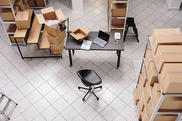 포토 JPG 해외이미지 의자 노동자 실내 사람없음 상자 하이앵글 작업 물류창고 해외202310 해외포토 직업 뷰포인트 가구 내부 창고 파일형식