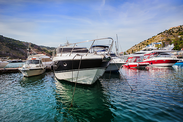 포토 JPG 해외이미지 라이프스타일 파도 바다 컬러 요트 교통시설 자연 하늘 낚시 바람 항해 서기 사람없음 건물 물 파란색 빛 태양 뷰티 항구 힘 일몰 광선 흰색 만 보트 주차 갑판 함선 탐색 네비게이션 옛날 수평선 해외202310 해외포토 자연요소 건축물 교통 배_교통 모션 레저 날씨 생활 노을 시설 생태계 파일형식