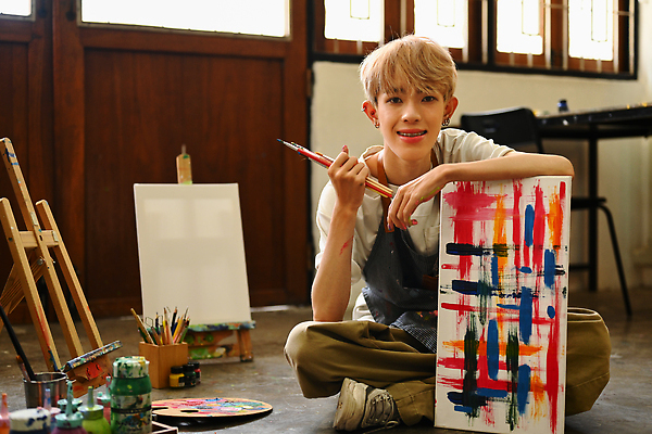 포토 JPG 해외이미지 전신 응시 남자 붓터치 미술 한명 성인 앞모습 물감 붓 그리기 팔레트 이젤 그림 작품 가부좌 캔버스 성인남자한명만 해외202310 해외포토 1 시선 뷰포인트 모션 문화예술 사람 앉기 미술도구 남자한명만 성인남자만 파일형식