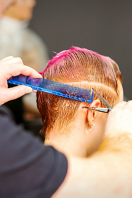 포토 JPG 해외이미지 여자 분홍색 짧은머리 한명 상반신 성인 뒷모습 머리카락 머리빗 미용실 미용사 머리손질 미용가위 성인여자한명만 해외202310 해외포토 직업 1 헤어스타일 뷰포인트 컬러 가위_도구 사람 뷰티 머리 미용용품 뷰티샵 여자한명만 성인여자만 파일형식