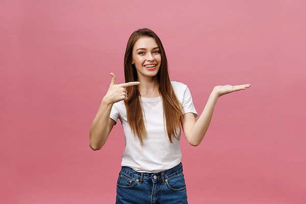 포토 JPG 해외이미지 백인 모델 1 손 응시 여자 행복 벽 분홍색 컬러 백그라운드 손가락 선물 한명 서기 미소 사람 성인 옆모습 컬러풀 금발 뷰티 노란색 우주 가리킴 표현 자신감 우아함 방향 사인 보여주기 포인트 히스패닉 내추럴 고립 해외202310 해외포토 서양인 헤어스타일 시선 감정 뷰포인트 컨셉 모션 표정 손짓 신체부위 금융 파일형식