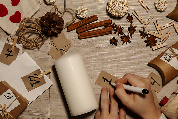 포토 JPG 해외이미지 손 초 공 집게 선물 신체부위 장식 숫자 펜 하트 기록 준비 노끈 DIY 꾸미기 베이지색 시나몬스틱 핸드메이드 나무배경 팔각회향 해외포토 모양 문자 줄 컬러 백그라운드 사람 취미 필기구 향신료 시나몬 파일형식