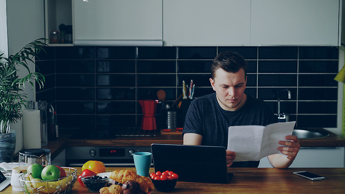 포토 JPG 해외이미지 백인 라이프스타일 남자 돈 가족 관계 탁자 스트레스 아파트 주택 한명 앉기 금융 경제 노트북 컴퓨터 주방 저축 계산 고민 걱정 결제 문제 온라인 회계 파산 나쁜 빚 곤란 세금 예산 위기 해외202310 해외포토 서양인 1 감정 가구 모션 사람 건물 생활 전자제품 재산 파일형식