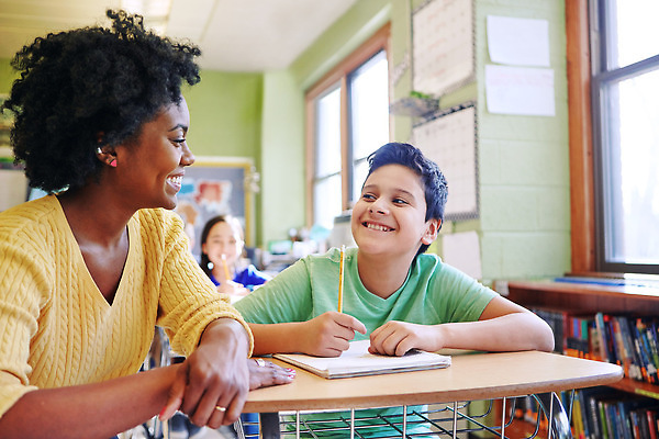 포토 JPG 해외이미지 백인 여자 어린이교육 남자 어린이 흑인 의자 교실 수업 앉기 소년 상반신 성인 앞모습 옆모습 세명 학습 스쿨라이프 교사 책상 해외202310 해외포토 서양인 직업 라이프스타일 교육 뷰포인트 가구 학교 모션 사람 파일형식