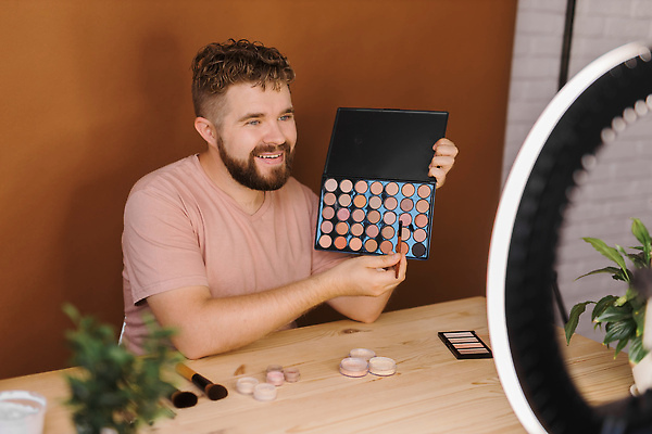 포토 JPG 해외이미지 남자 전등 한명 들기 상반신 성인 옆모습 뷰티 화려 메이크업아티스트 아이섀도 메이크업브러쉬 성인남자한명만 크리에이터 영상촬영 해외202310 해외포토 직업 1 뷰포인트 컨셉 모션 조명 사람 촬영 화장품 붓 남자한명만 성인남자만 파일형식 1인미디어