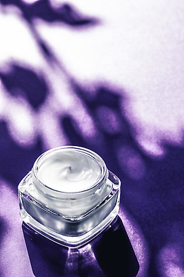 포토 JPG 해외이미지 사람없음 고급 피부관리 스킨케어 기초화장품 보라색배경 수분크림 해외202310 해외포토 백그라운드 컨셉 뷰티 보라색 화장품 파일형식