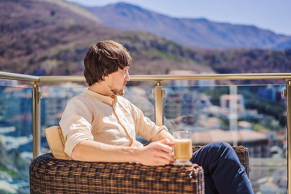 포토 JPG 해외이미지 라이프스타일 남자 행복 커피 음료 여행 비즈니스 통신 창문 태국 자연 하늘 호텔 아침 모바일 휴가 휴식 산 주택 한명 사람 성인 야외 목재 컵 초록색 노트북 사무실 독서 뷰티 발코니 업무 작업 숲 블로거 해외202310 해외포토 주간 나무 1 식기 감정 아시아 컬러 컨셉 재료 숙소 건물 생활 전자제품 생태계 파일형식