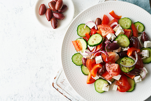 포토 JPG 해외이미지 접시 잎 다이어트 토마토 양파 오이 치즈 도마 사람없음 샐러드 신선 올리브 해외포토 식물 식기 열매 음식 채소 주방용품 유제품 건강 파일형식