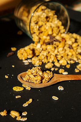 포토 JPG 해외이미지 사람없음 갈색 견과류 쏟아짐 나무숟가락 부스러기 그래놀라 글루텐프리 해외202310 해외포토 음식 컬러 모션 숟가락 파일형식