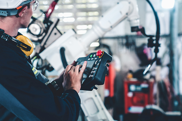 포토 JPG 해외이미지 남자 산업 공장 노동자 작업복 한명 상반신 성인 옆모습 기계 터치 과학기술 작업 엔지니어 안전모 컨트롤 프로그래밍 성인남자한명만 해외202310 해외포토 직업 1 옷 뷰포인트 공업 기술 사람 기술자 헬멧 안전장비 개발 남자한명만 성인남자만 파일형식