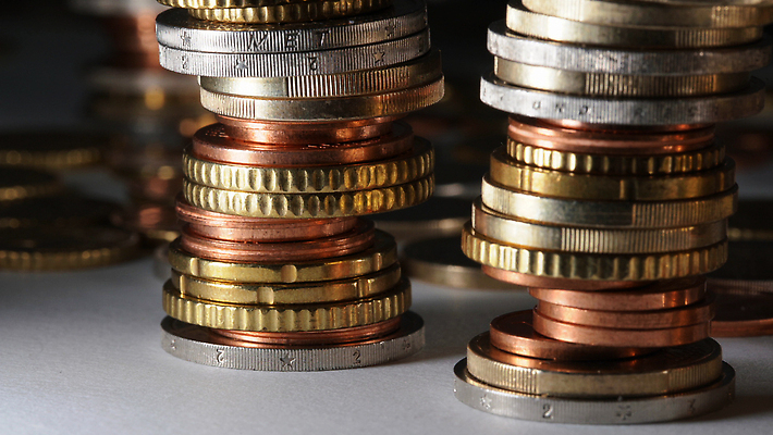 포토 JPG 해외이미지 유럽 컨셉 돈 비즈니스 성공 사람없음 금융 경제 쌓기 금속 동전 저축 유로 성장 흰색 원형 신용카드 재산 황금 플랫 은색 가격 오브젝트 투자 보물 월급 대출 관심 구리 세금 센트 수입 해외202310 해외포토 도형 나라 컬러 모션 재질 원소 파일형식