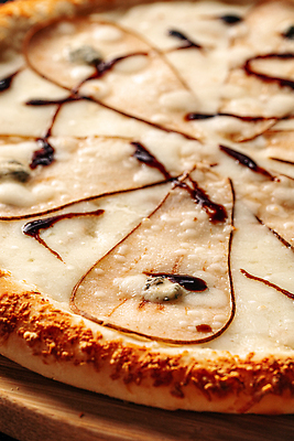 포토 JPG 해외이미지 접시 음식 부분 치즈 피자 패스트푸드 요리 사람없음 식당 식사 이탈리아 카페 신선 굽기 메뉴 준비 반죽 점심식사 피자집 맛있는 해외202310 해외포토 식기 유럽 유제품 서양음식 상점 인스턴트 구이 파일형식