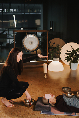 포토 JPG 해외이미지 전신 여자 창문 조명 한명 들기 성인 두명 옆모습 눕기 반사 눈감음 원형 명상 아치 징 안대 성인여자한명만 싱잉볼 해외202310 해외포토 도형 1 뷰포인트 모션 타악기 국악기 사람 불교용품 여자한명만 성인여자만 파일형식