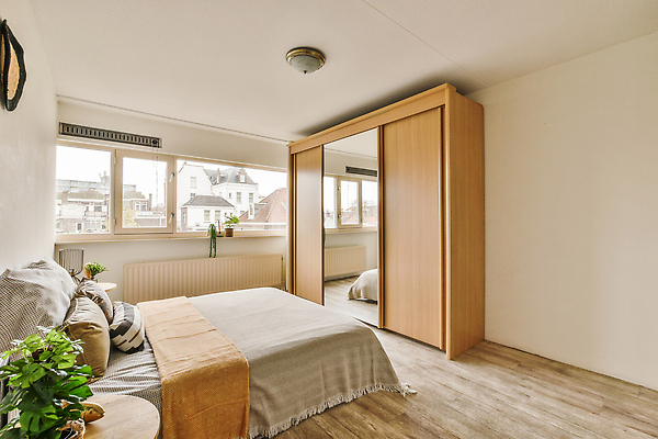 포토 JPG 해외이미지 식물 화분 시계 액자 사람없음 인테리어 공간 방 침대 나무바닥 옷장놀이 해외202310 해외포토 디자인 가구 놀이 바닥 파일형식