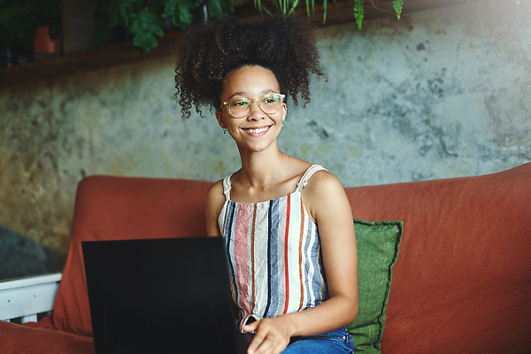포토 JPG 해외이미지 직업 라이프스타일 여자 인터넷 비즈니스 가정 청소년 아파트 주택 아이디어 갈색머리 한명 사람 앉기 20대 성인 컴퓨터 소파 태블릿 뷰티 디지털 업무 비즈니스우먼 계획 연결 무선전화기 와이파이 온라인 남아프리카 소셜미디어 프리랜서 화상통화 여자한명만 해외202310 해외포토 1 헤어스타일 컨셉 의자 모션 아프리카 청년 건물 생활 전자제품 스마트기기 작업 직장인 전화기 무선인터넷 통화 여자만 파일형식
