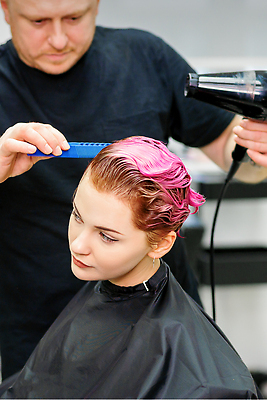 포토 JPG 해외이미지 여자 남자 분홍색 짧은머리 상반신 성인 두명 머리카락 머리빗 미용실 드라이어 미용사 머리손질 성인만 해외202310 해외포토 직업 헤어스타일 컬러 사람 뷰티 머리 미용용품 뷰티샵 파일형식