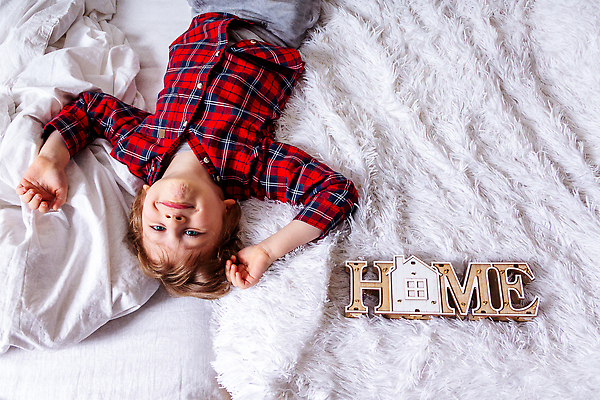 포토 JPG 해외이미지 백인 행복 어린이 텍스트 가정 침구 휴식 거리 주택 실내 경고 한명 소년 목재 글로벌 약 우주 침실 흰색 침대 바이러스 보호 질병 담요 예방 고립 위기 전염병 카피스페이스 코로나바이러스 안락 해외202310 해외포토 서양인 나무 1 남자 감정 컬러 가구 컨셉 재료 의학 사람 내부 건물 공백 파일형식