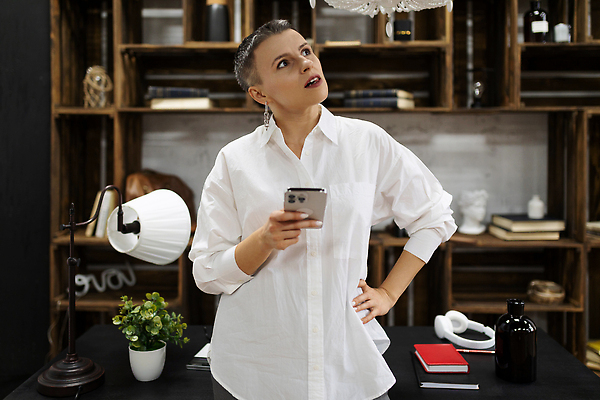 포토 JPG 해외이미지 백인 직업 라이프스타일 응시 여자 행복 비즈니스 사업가 탁자 성공 노동자 갈색머리 직장 한명 서기 사람 앉기 성인 가로 노트북 컴퓨터 사무실 뷰티 공책 방 흰색 작업 비즈니스우먼 자신감 종업원 스마트 책상 경영자 정중 해외202310 해외포토 서양인 1 헤어스타일 시선 감정 컬러 가구 컨셉 회사 모션 문구용품 생활 전자제품 직장인 리더 파일형식