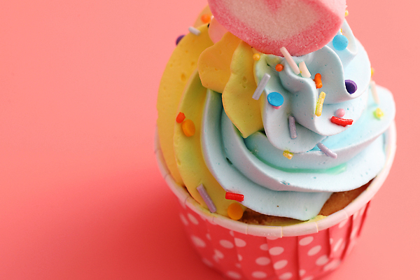 포토 JPG 해외이미지 사람없음 장식 한개 달콤 컵케이크 생크림 마시멜로우 스프링클 분홍색배경 해외202310 해외포토 1 분홍색 백그라운드 디저트 케이크 맛 크림 파일형식