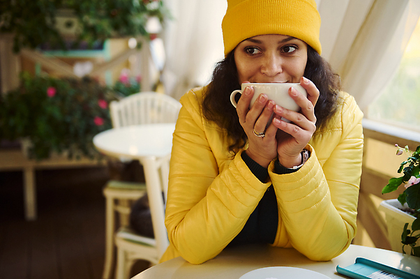 포토 JPG 해외이미지 라이프스타일 행복 여유 흑인 성공 휴식 거리 따뜻함 한명 야외 식당 맑음 화목 재킷 카페 기쁨 추위 마시기 도시 자신감 미녀 명상 아로마 카페테리아 에스프레소 따뜻한음료 카페인 스타일 해외202310 해외포토 서양인 1 감정 커피 음료 컨셉 모션 날씨 사람 생활 상점 외투 미인 파일형식